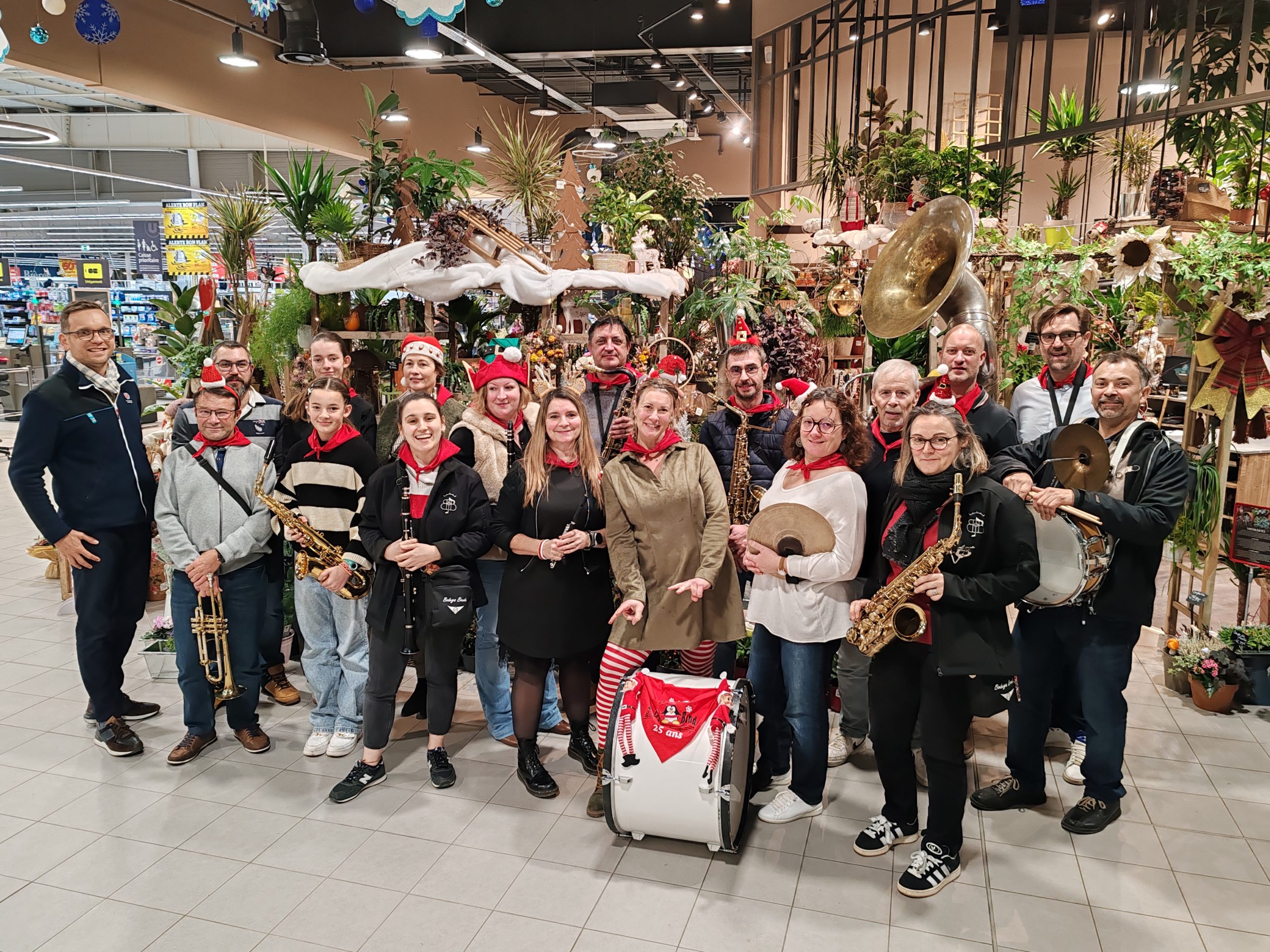 Répétition en live au Super U de Neuville aux Bois et en tenue de Noël bien sur !!!